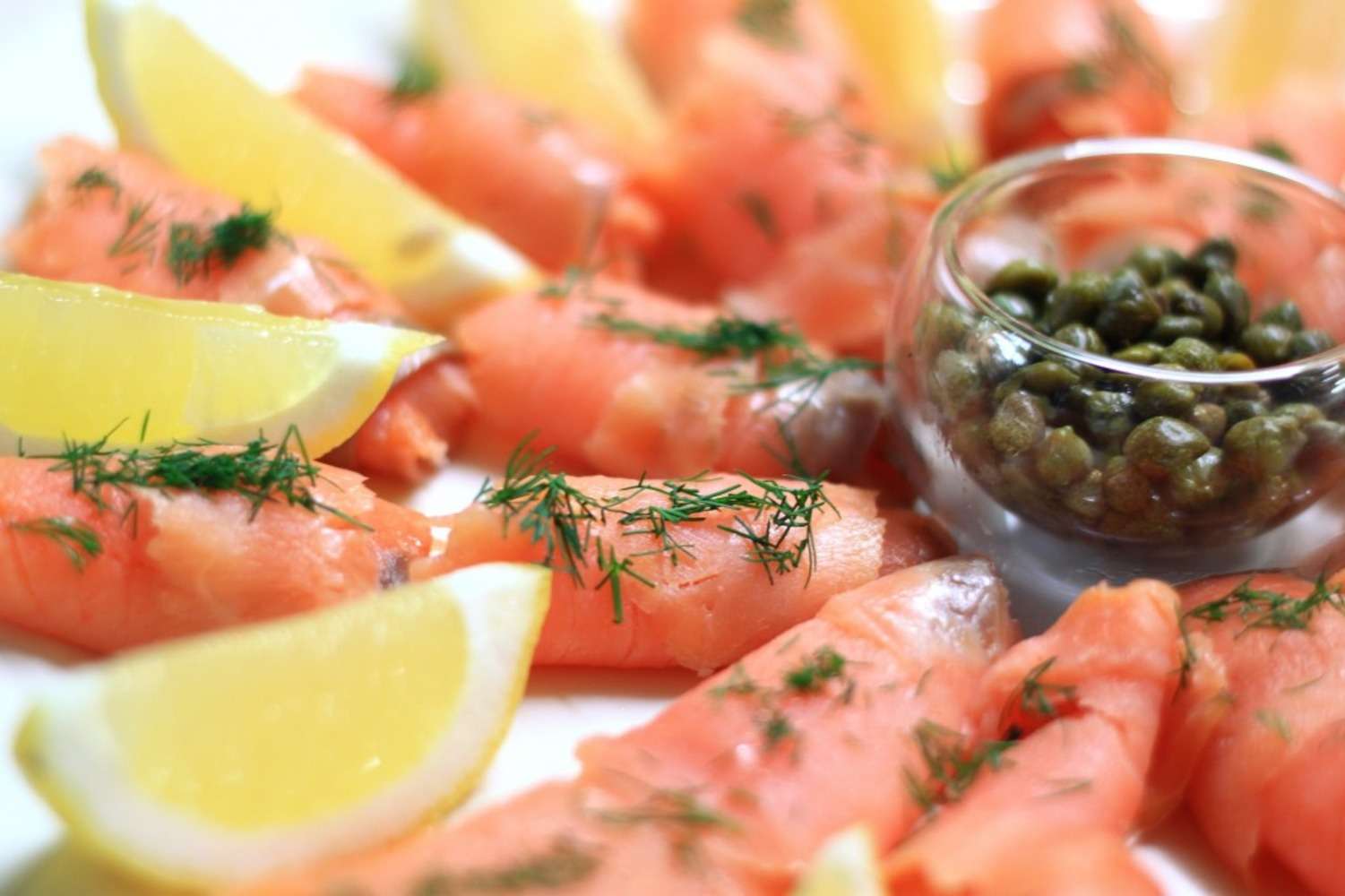 Smoked salmon with capers, dill and lemon